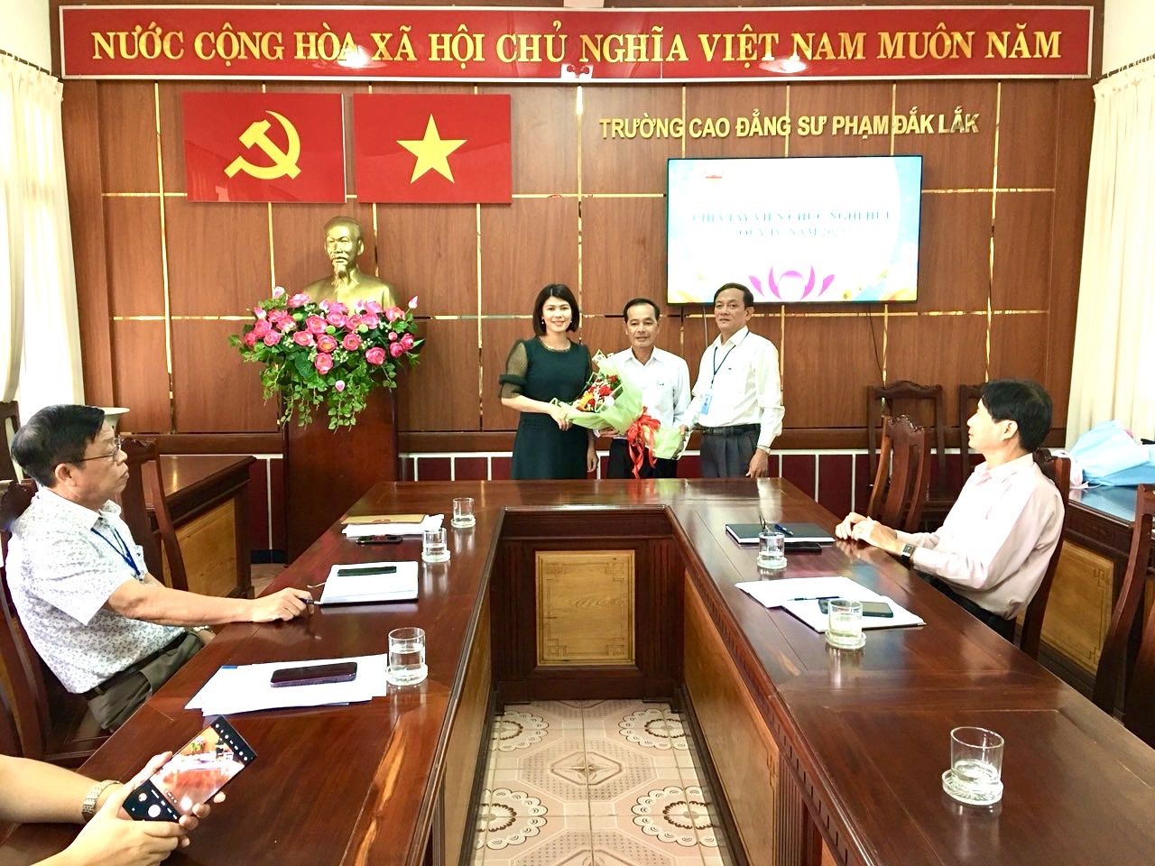 Chia tay viên chức nghỉ hưu